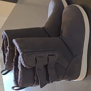 Womens size 7 Bearpaw boots. Suede grey